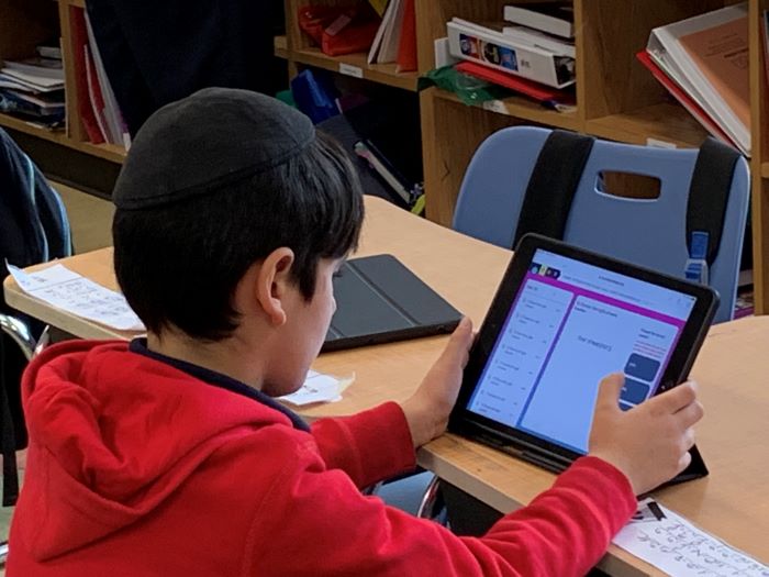 Students Learn with the Lomdei Platform